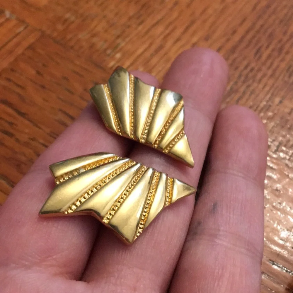 🎁GIFT🎁 Vintage MONET gold fan earrings - Picture 3 of 11